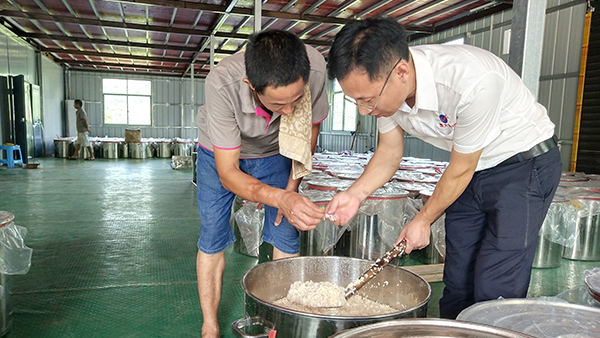 酒坊擴規(guī) 烤酒設(shè)備升級，沒技術(shù)老師多次上門指導(dǎo)怎么行？