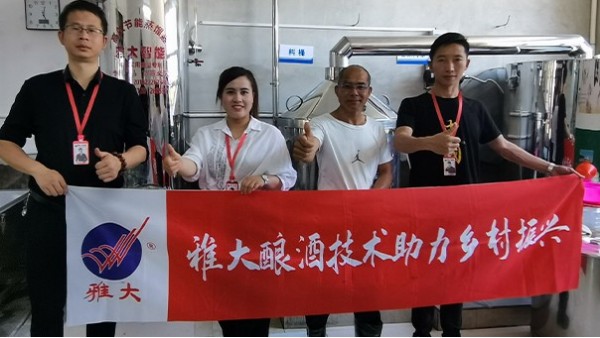 劉小虎用小型釀酒設備認真釀酒不馬虎，闖出一條致富路