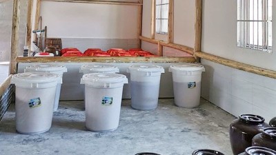 用白酒釀酒設(shè)備開(kāi)酒坊，你還在用這樣的塑料桶發(fā)酵嗎？難怪沒(méi)人敢喝!