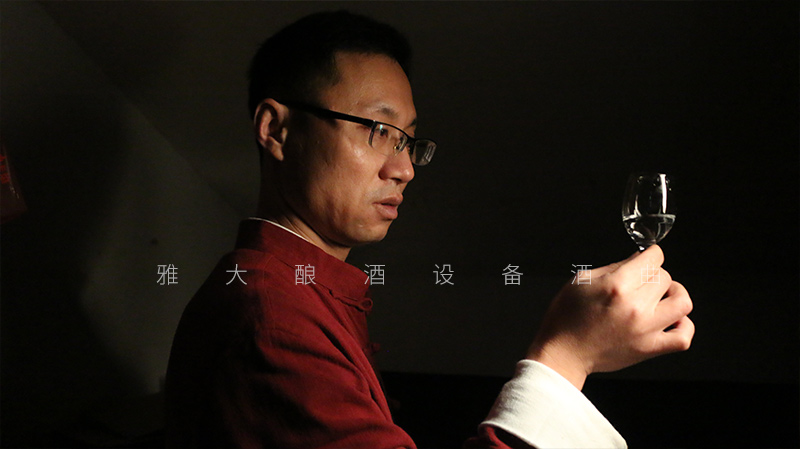 春季喝蒸餾釀酒設(shè)備釀的純糧酒更養(yǎng)生，那喝酒時要注意什么？