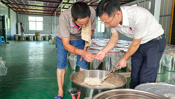 7月天氣炎熱，還可用小型酒廠釀酒設(shè)備做酒嗎？