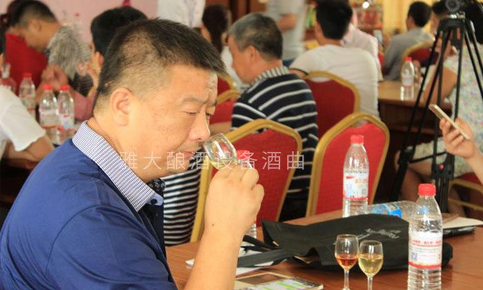11-10雅大白酒品評課上，學(xué)員正在聞香