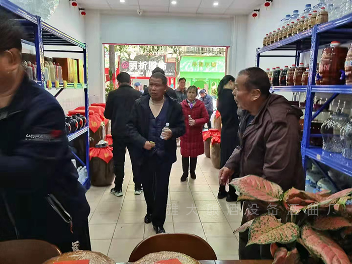 純糧白酒很受當(dāng)?shù)厝讼矏?ài)